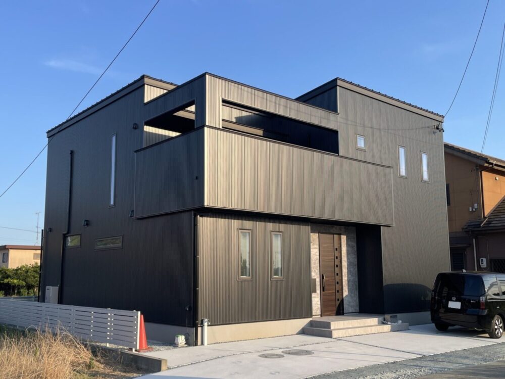 スケルトン階段が素敵なシンプルモダンな家