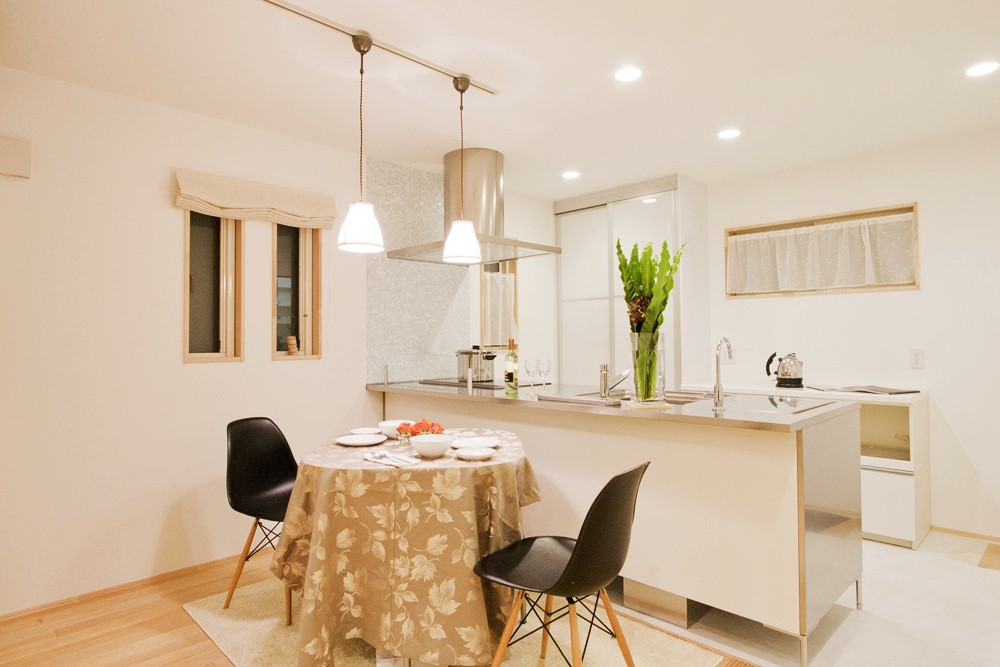 機能美と遊び心が同居するモノトーン×ナチュラルの家